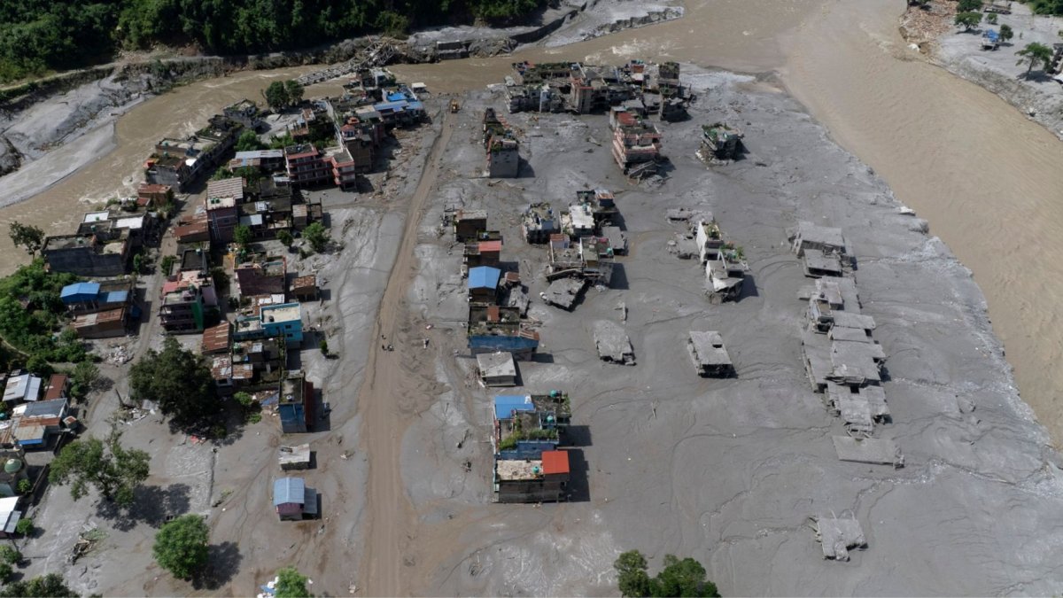Vista aérea de viviendas dañadas en la localidad de Delight tras una inundación repentina, en el distrito de Nuwakot, Nepal, el 27 de agosto de 2026.