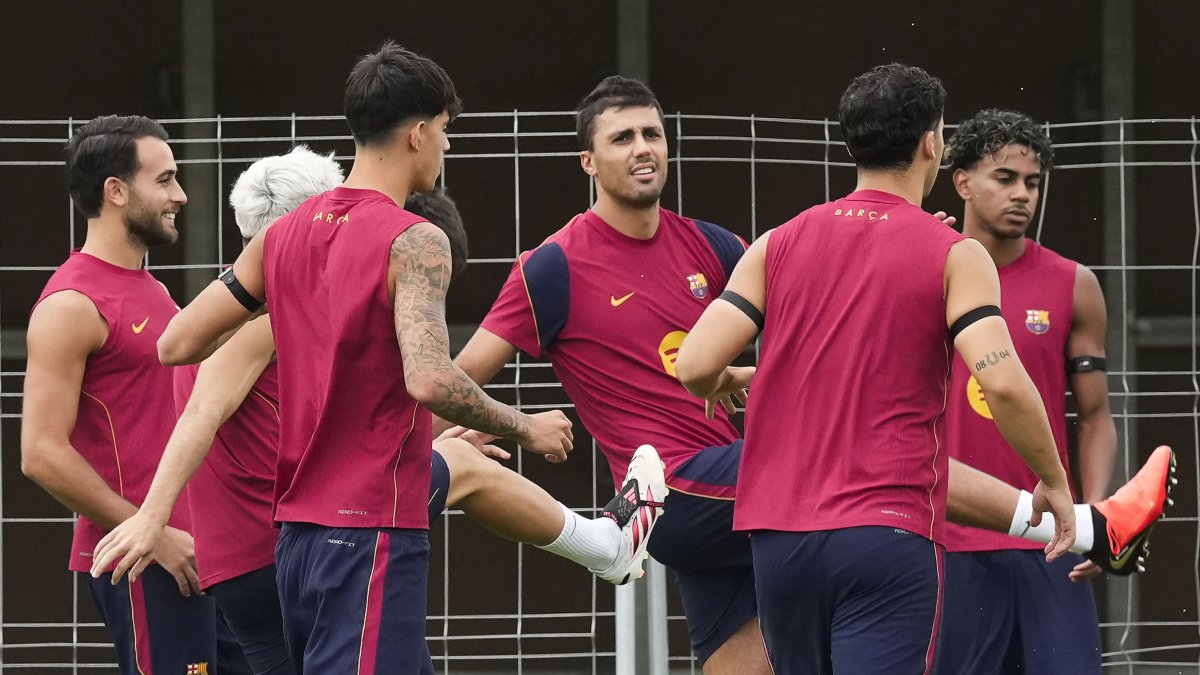 El jugador del FC Barcelona Rodri (c), durante el entrenamiento del equipo este miércoles en las instalaciones de la Ciudad Deportiva Joan Gamper.