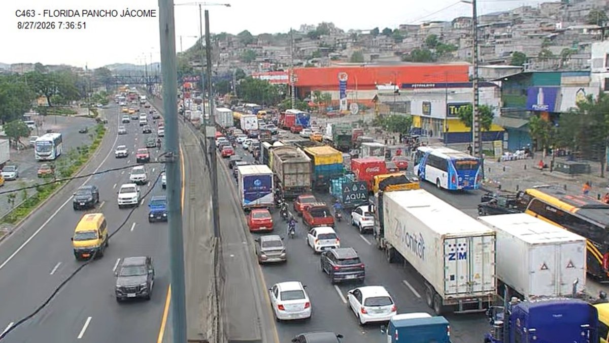 Congestión vehicular en la vía Perimetral, norte de Guayaquil, la mañana de este jueves 27 de agosto.