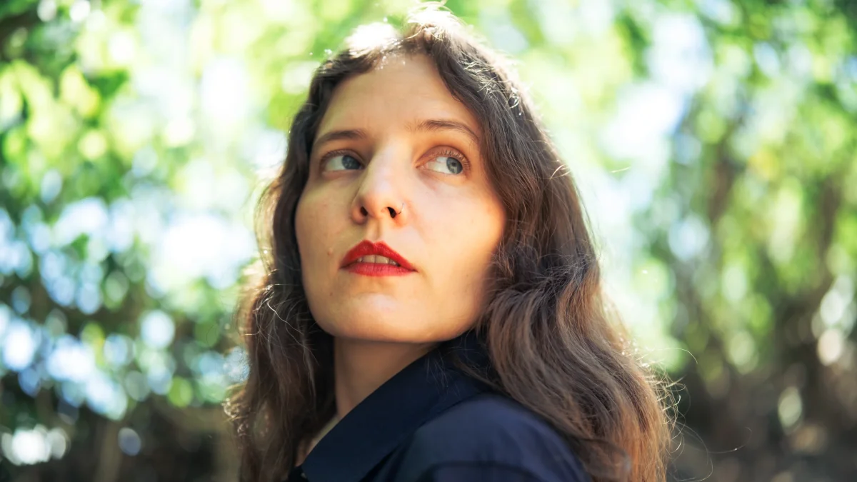 Las letras de Isa Sáenz abordan el renacer humano, las posibilidades creativas del cambio y las enseñanzas recibidas en sus viajes.