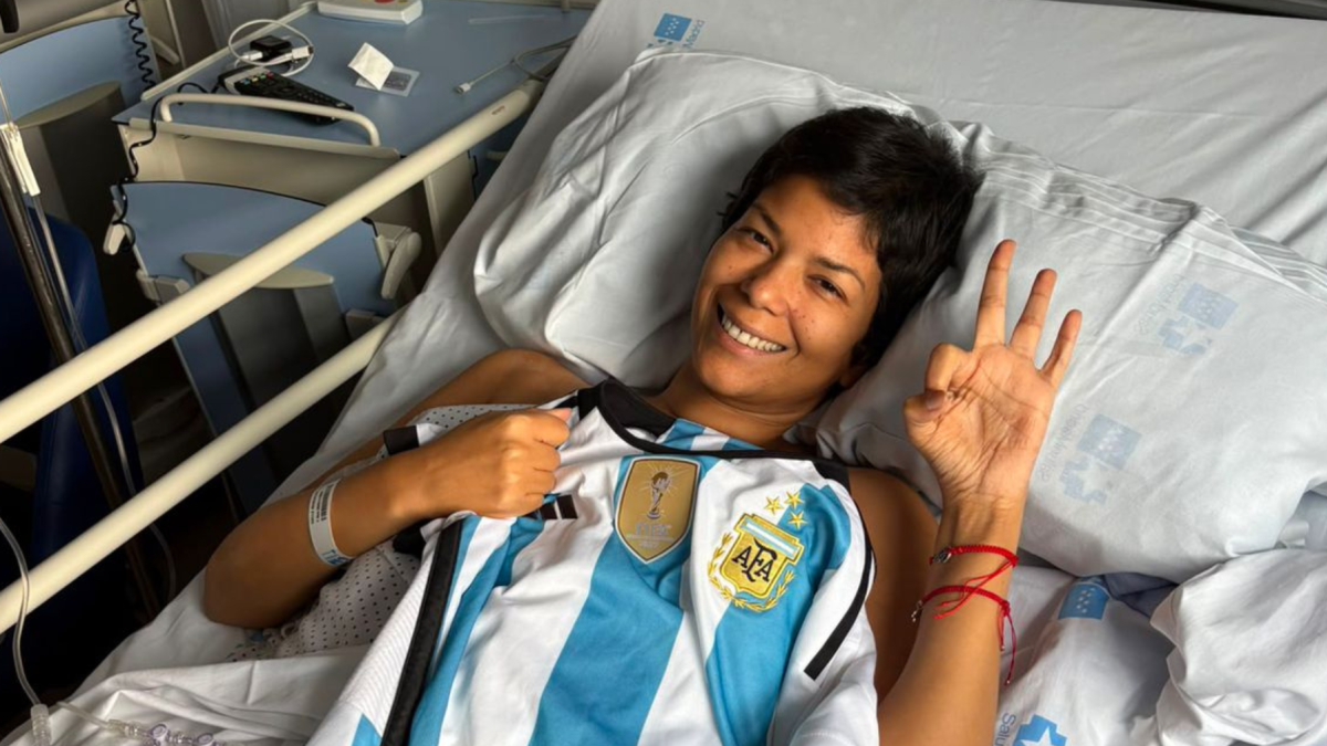 Elena Valle sostiene la camiseta de Argentina en su recuperación, acompañada por el mensaje de apoyo de Xuxa.