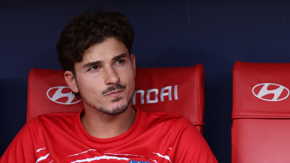 El delantero argentino del Atlético de Madrid, Julián Álvarez, en el banquillo momentos antes del partido del pasado domingo contra el Villarreal.