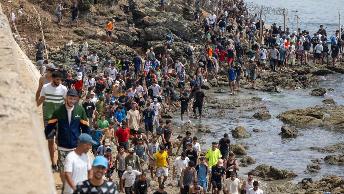 Tras la invasión de decenas de miles de marroquíes y subsaharianos, los 85.000 habitantes de Ceuta miran alternativas que incluyen vender sus propiedades y trasladarse al continente.