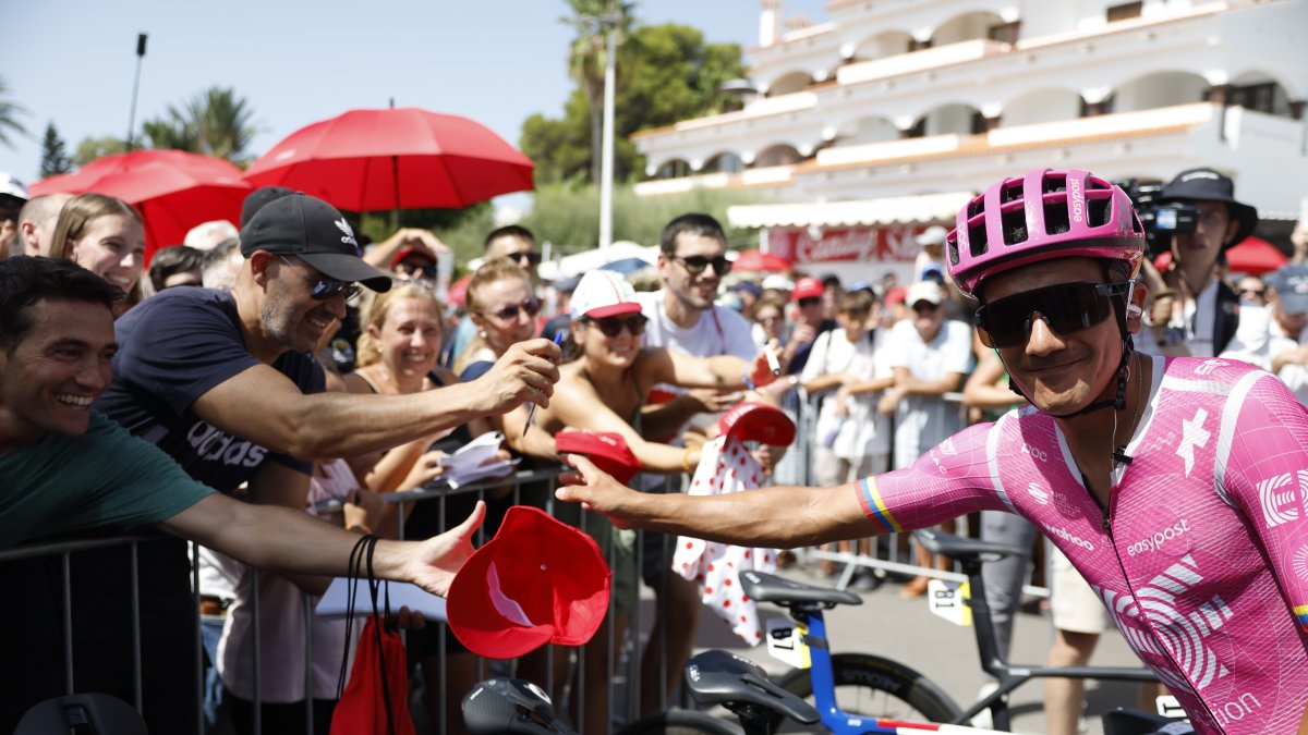 El ciclista ecuatoriano Richard Carapaz, del equipo EF Education-Easypost recibió el apoyo de los aficionados en la sexta etapa.