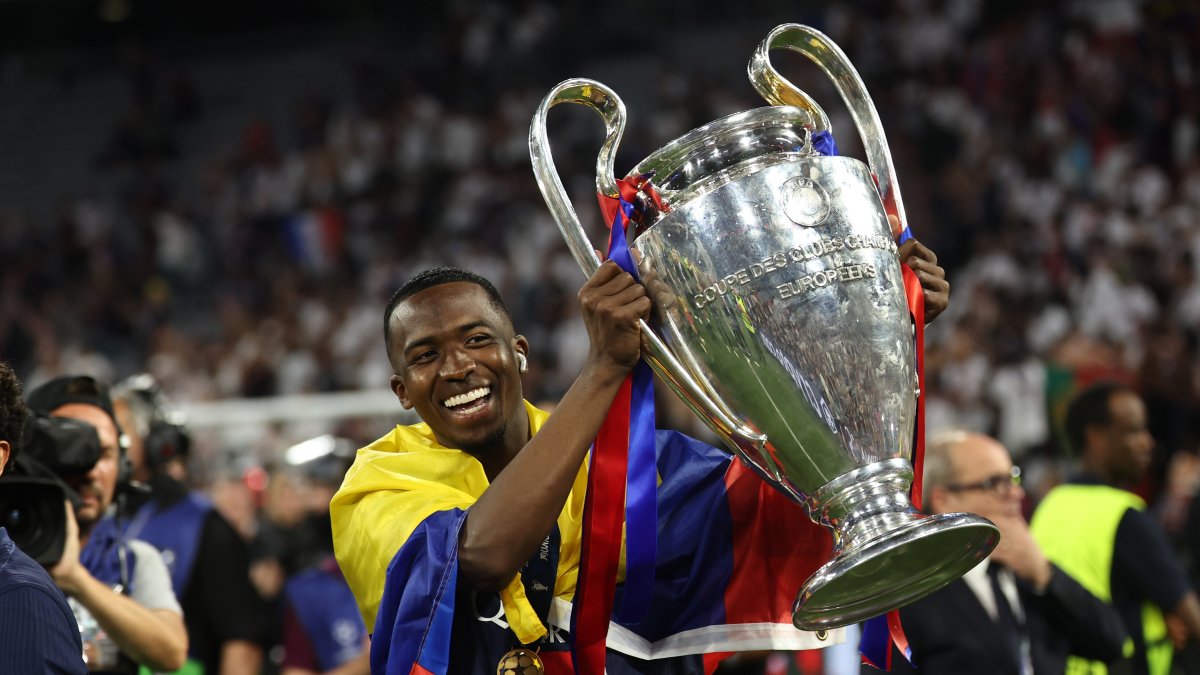 El defensor ecuatoriano Willian Pacho persigue su tercer título de Champions League con el PSG.