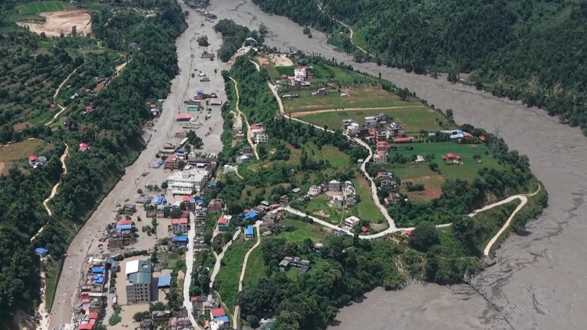 Imagen aérea capturada de la riada que el 26 de agosto de 2026 impactó en el distrito nepalí de Rasuwa, en la provincia de Bagmati, y el colindante condado de Gyirong.