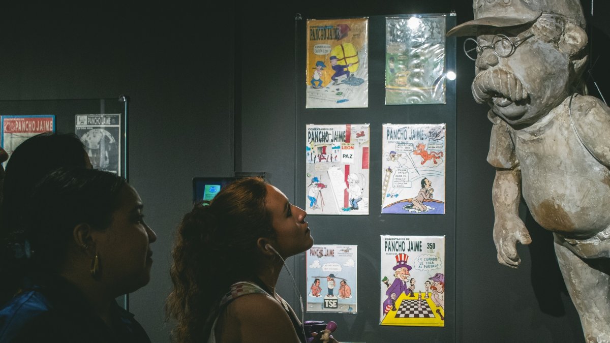 La muestra reúne más de cien piezas, entre obras de arte, fotografías, caricaturas, videos, instalaciones, audios, publicaciones y documentos.
