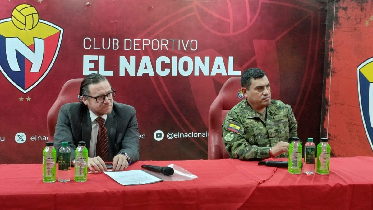 El interventor de El Nacional, Juan Manuel Aguirre (i), y el coordinador general del club, Francisco Reyes, dieron a conocer las novedades del equipo.