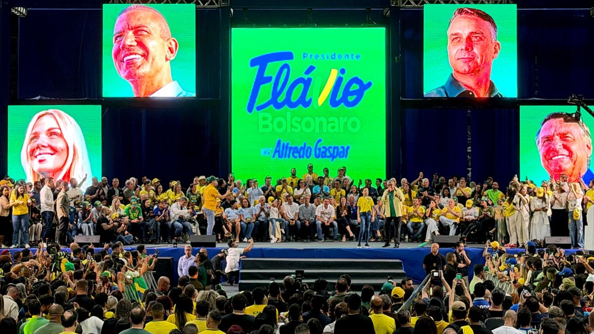 Personas asisten a un acto de campaña del candidato a la presidencia de Brasil por el partido Liberal (PL), Flávio Bolsonaro.