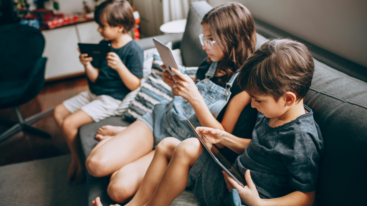 Meta aceptó reforzar los límites de uso y las herramientas de supervisión para proteger a niños y adolescentes en Instagram y Facebook.