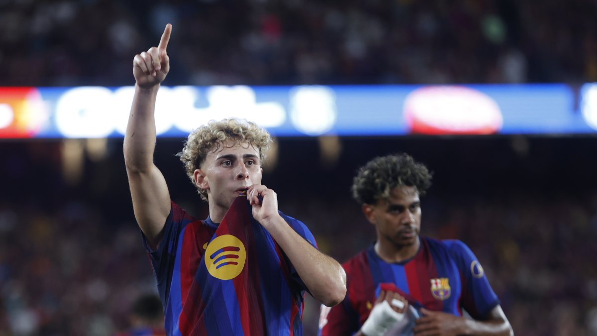 El centrocampista del Barcelona Fermín (i) celebra tras anotar el 2-0 para su equipo durante el partido de la primera jornada de LaLiga annte Athletic Club.
