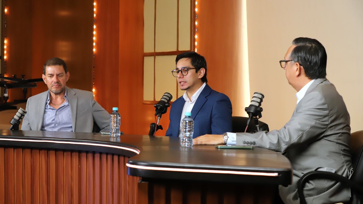 Rafael Verduga (i) y Jorge Reinoso (d), exdirectivos de Barcelona SC, participaron en un conversatorio sobre las Sociedades Anónimas.