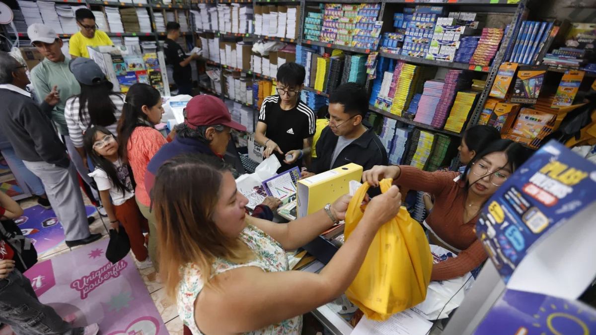 Las papelerías amplían horarios y ofrecen promociones para captar a las familias que todavía deben completar sus compras escolares.