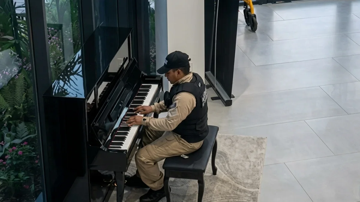 Con su uniforme de trabajo, el guardia de la UEES interpretó ‘Photograph’, de Ed Sheeran, y sorprendió a quienes presenciaron el momento.