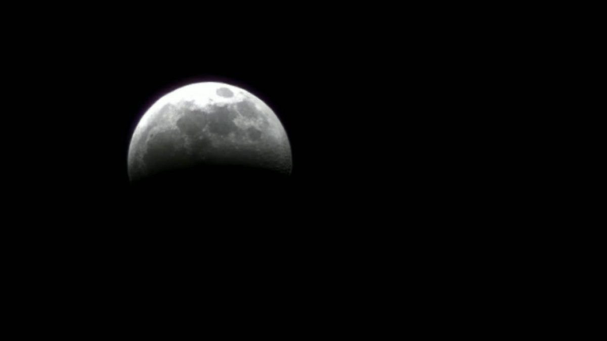 Usuarios en Guayaquil empiezan a reportar cómo se va oscureciendo la luna.