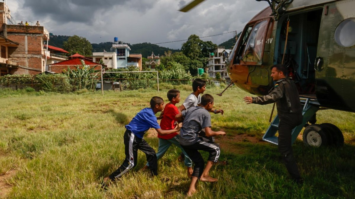 Rescate de personas con un helicóptero del Ejército de Nepal en la aldea de Hatigauda, distrito de Nuwakot, tras la masiva riada.