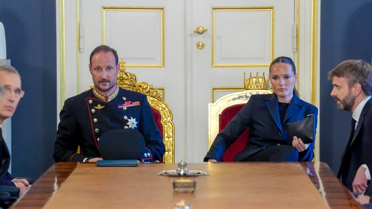 El nuevo rey de Noruega, Haakon VIII (i), junto a la princesa heredera Ingrid Alexandra (i), durante un consejo de ministros extraordinario en el Palacio Real de Oslo, Noruega.