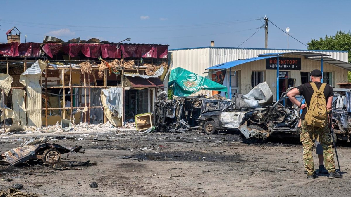 Daños causados ​​por misiles rusos en el pueblo de Pechenihy, en la región de Járkov (Ucrania), en un ataque perpetrado el 18 de agosto de 2026.