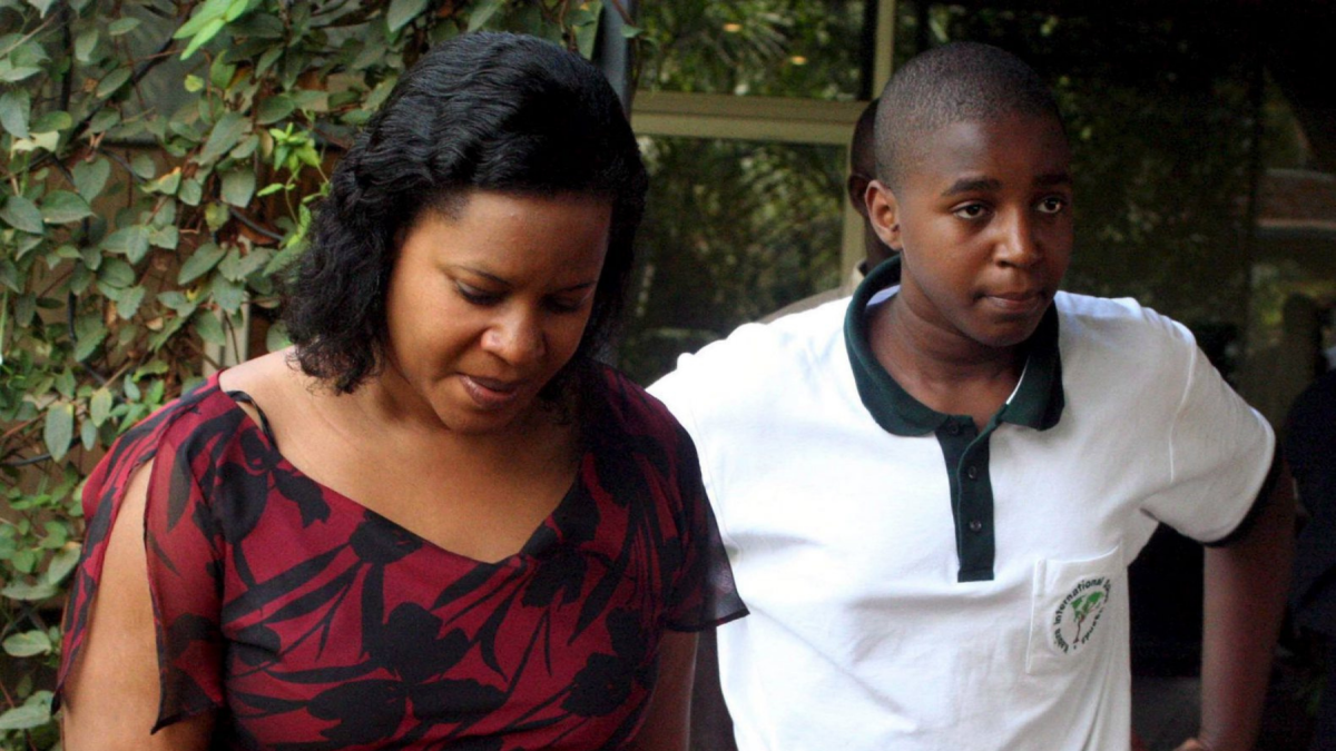 El rey Oyo y la reina madre, Best Kemigisa, llegan a la escuela internacional de Kabira, el Kampala, Uganda, el miércoles 29 de marzo.