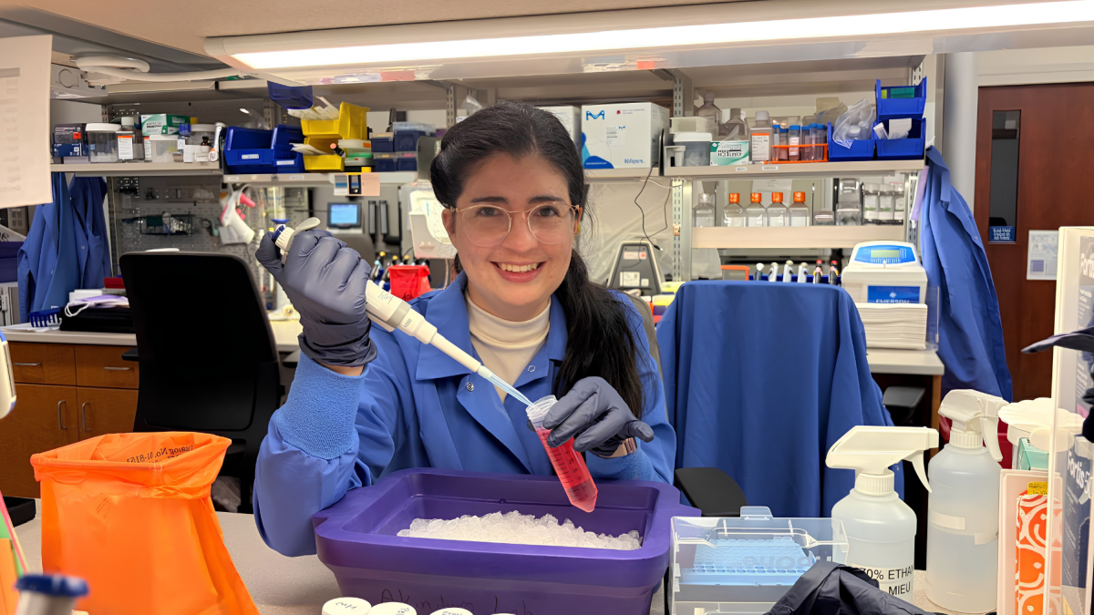 Investigadora ecuatoriana realiza ensayos en laboratorio de Mayo Clinic.