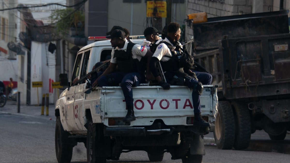 Integrantes de la Policía de Haití patrullan una calle este jueves, en Puerto Príncipe (Haití).