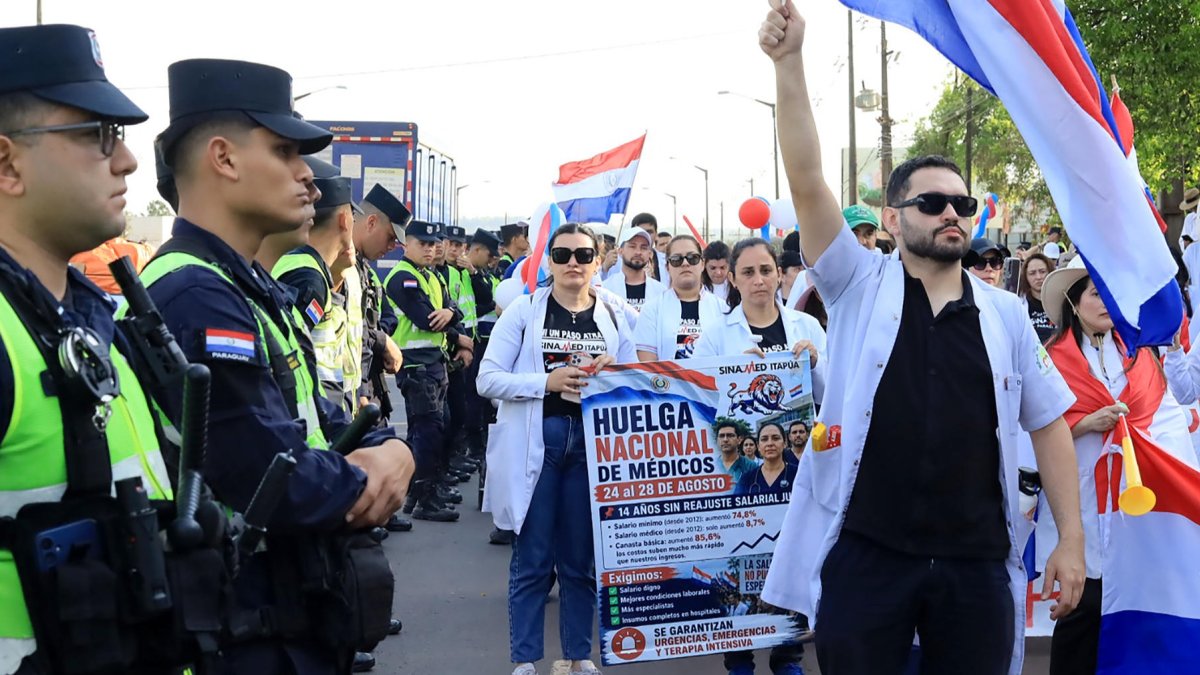 Un grupo de médicos participa en una manifestación en la que exigen dotación en los hospitales y mejores condiciones laborales este viernes, en Cambyretá (Paraguay).