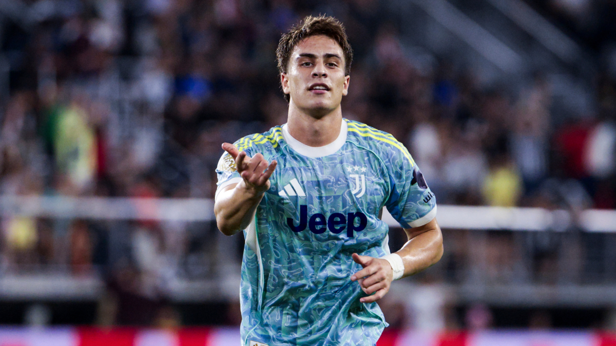 Kenan Yildiz, futbolista del Juventus, durante un partido con el conjunto italiano.