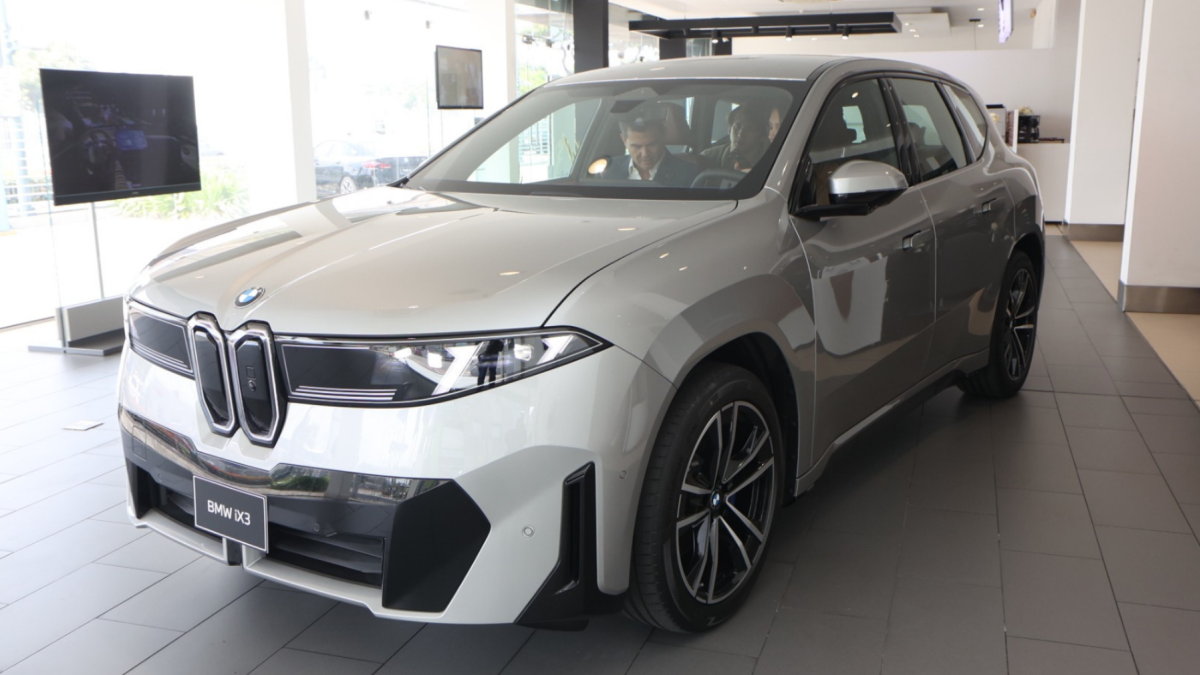 Vista exterior del BMW iX3, con sus principales elementos de diseño.