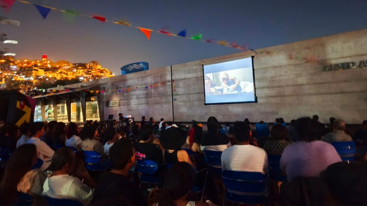 El público guayaquileño en la exhibición Cine al Río.
