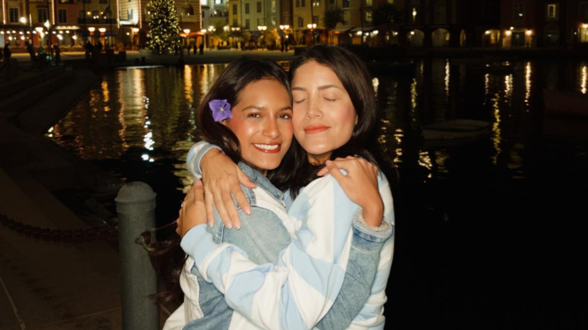 Referencial.Grace Calero abraza a su hija tras regresar a Guayaquil.