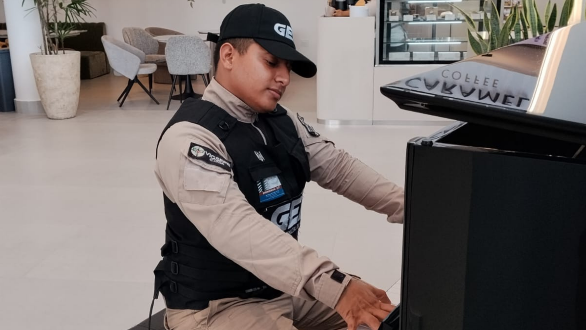 Billy Asencio, guardia de seguridad, toca piano en el Onco Center de la UEES.