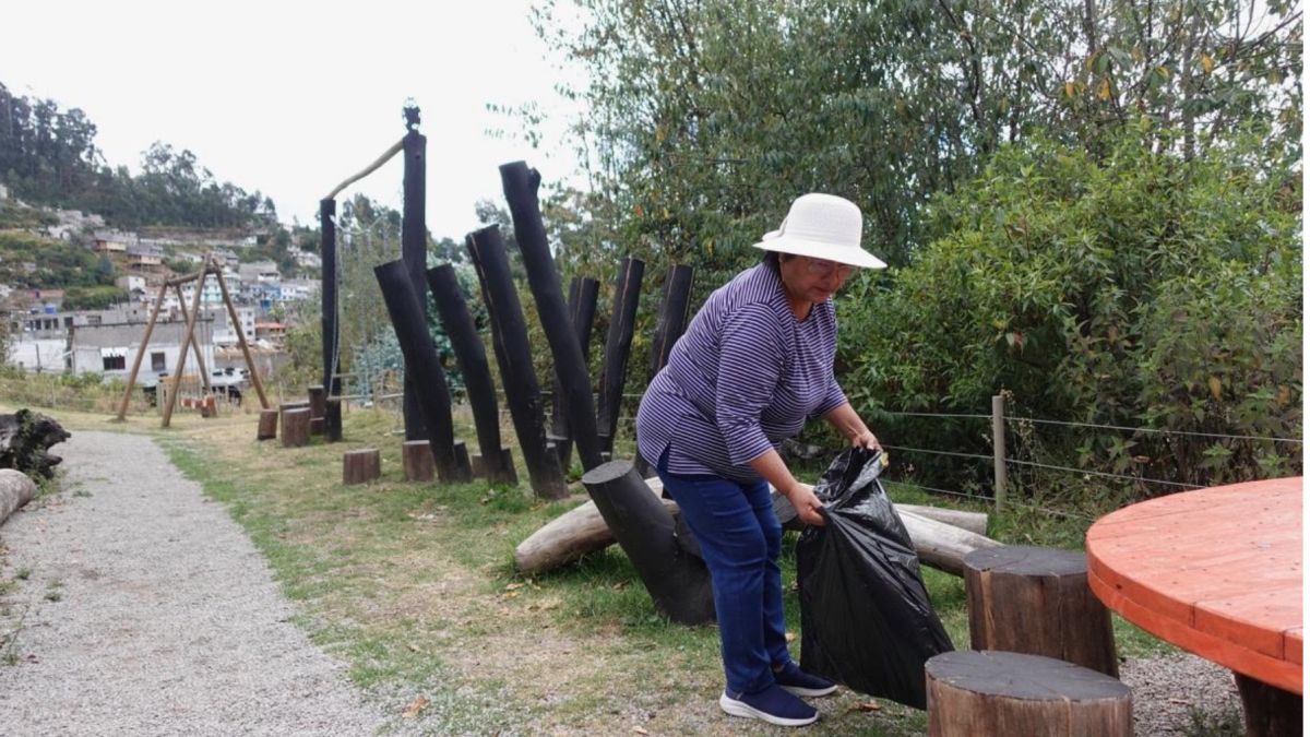 Gabriela Sigcha, en el parque de las calles Humberto Albornoz y Capillaucu, en la Comuna de Santa Clara de San Millán.