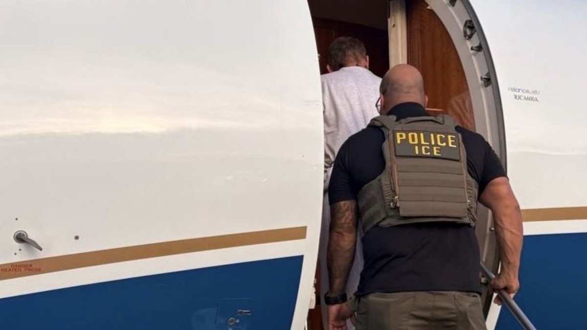 Imagen de la deportación de Serrano, tras notificación de la Interpol