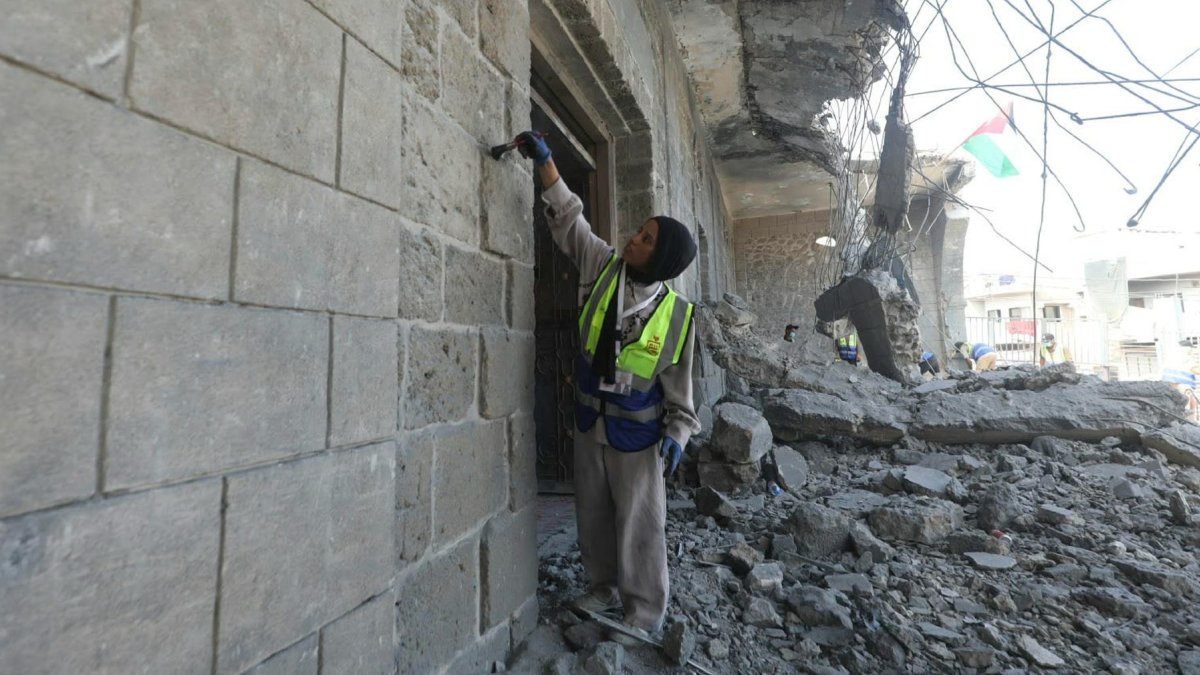 Voluntarios trabajan para preservar el patrimonio de la mezquita Abu Salim de Deir al Balah (centro de Gaza) que Israel atacó.