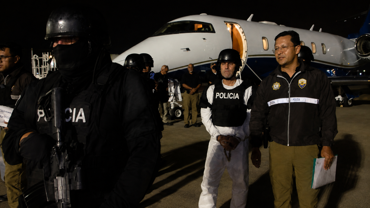 José Serrano en su arribo a Ecuador.