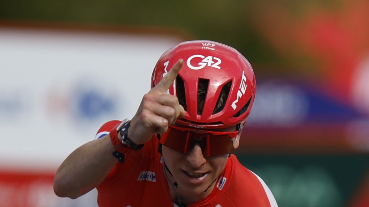 El ciclista esloveno del UAE Emirates Tadej Pogacar tras una de las etapas en las que iba a paso de campeón.