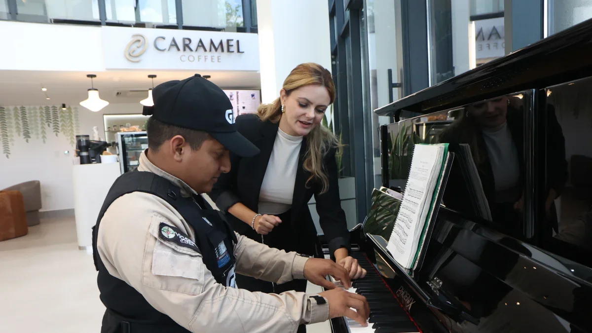 El talento de Billy Asencio frente al piano fue descubierto tras un video grabado mientras interpretaba una canción en el Onco Center de la UEES