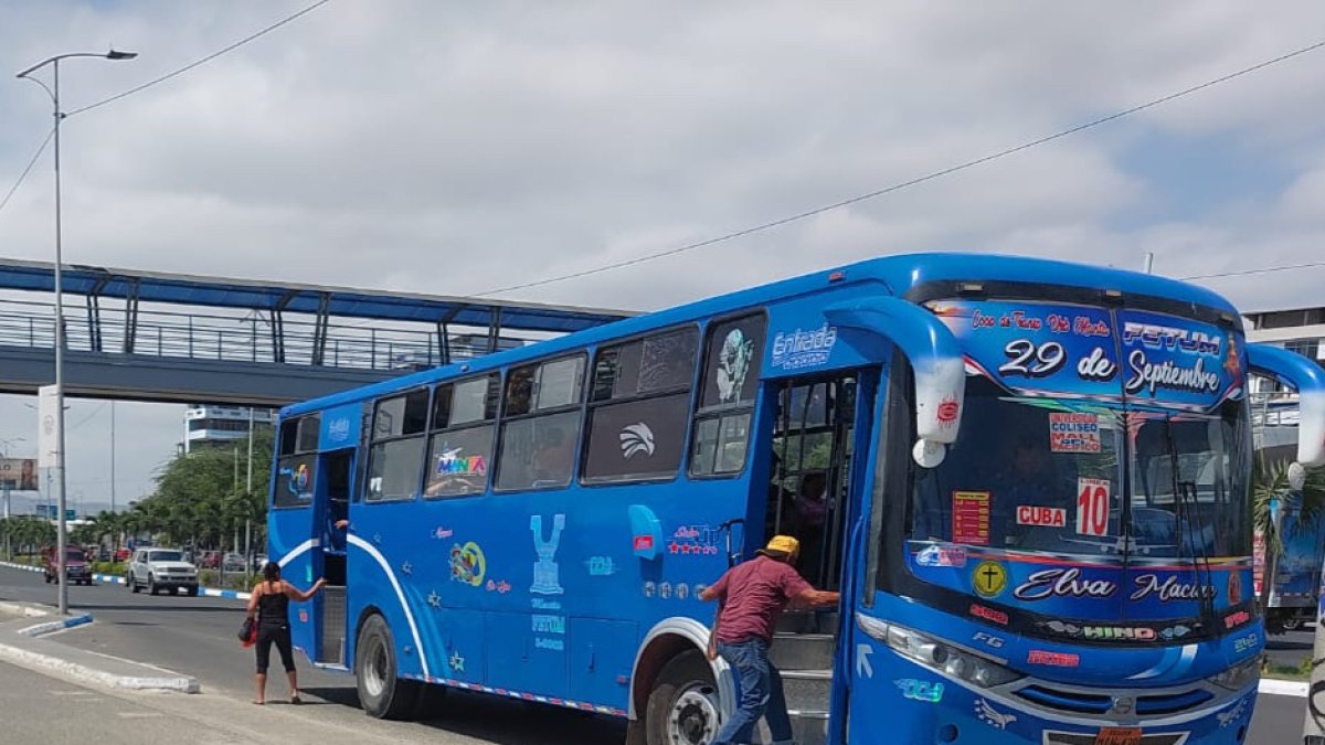 Los 181 buses urbanos de Manta contarán con un QR para que los usuarios puedan denunciar infracciones y dejar sus sugerencias