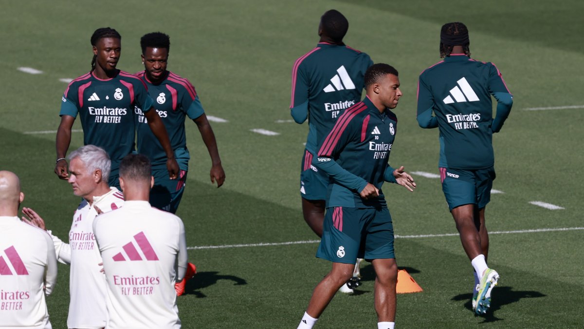 El jugadores del Real Madrid Mbappé (d) asiste al entrenamiento del equipo en la ciudad deportiva Valdebebas,