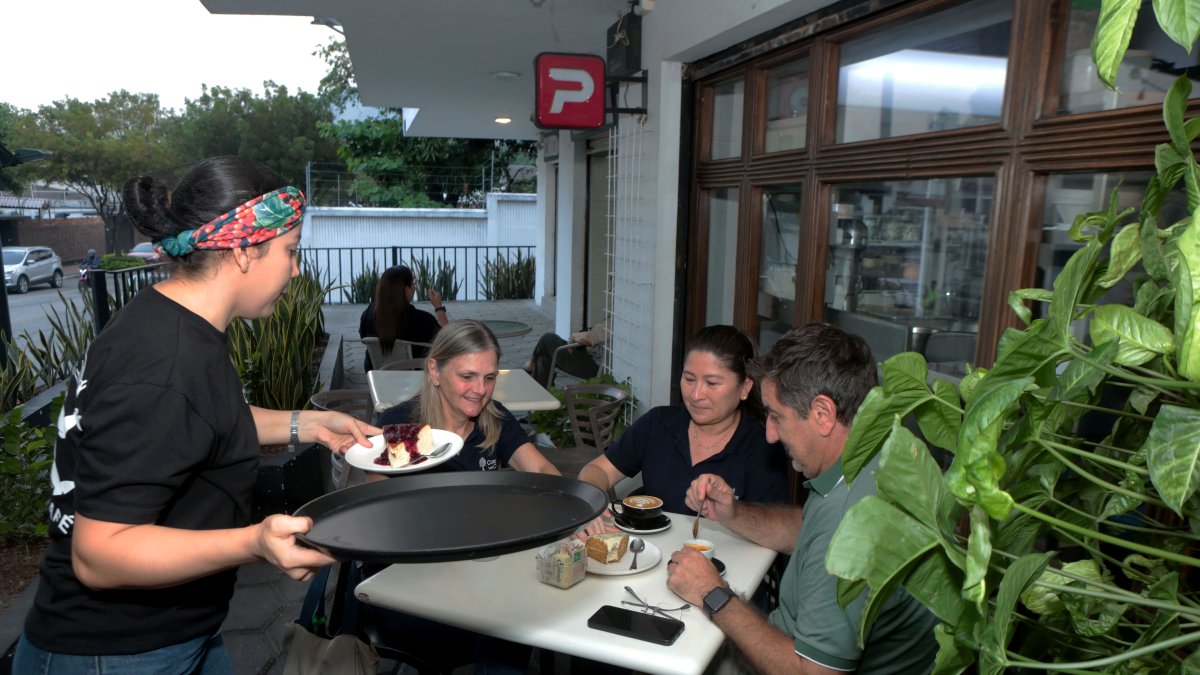 Ambiente en Comuna Café. Este espacio se consolida como uno de los puntos principales de encuentro para los residentes de la zona