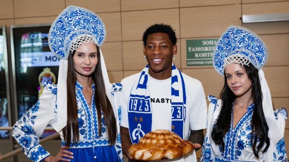 Con el tradicional karavái en sus manos, Gonzalo Plata vivió su primera bienvenida como jugador del Dinamo Moscú.
