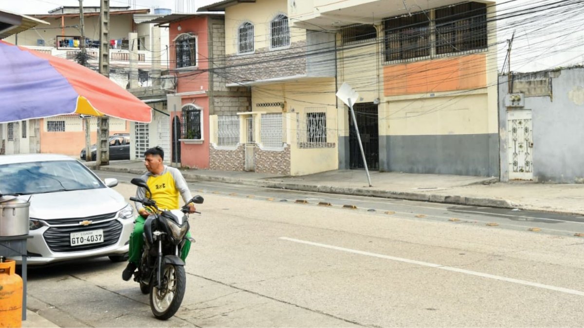 Cinco hombres fueron hallados maniatados y estrangulados dentro de un vehículo en Guayaquil.