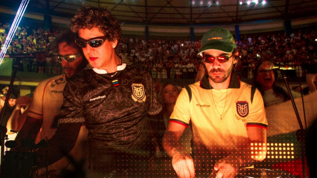 Los integrantes de Rawayana en la consola de música del escenario B.