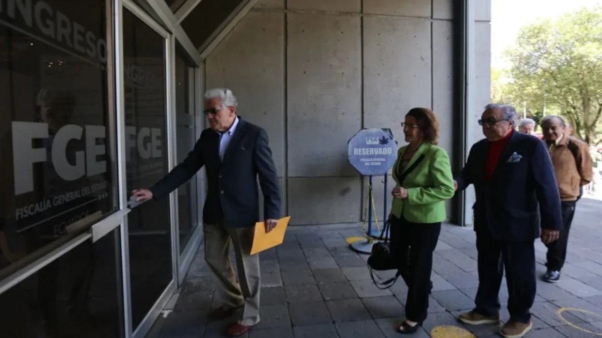 Germán Rodas, coordinador de la CNA, en la Fiscalía General en Quito.