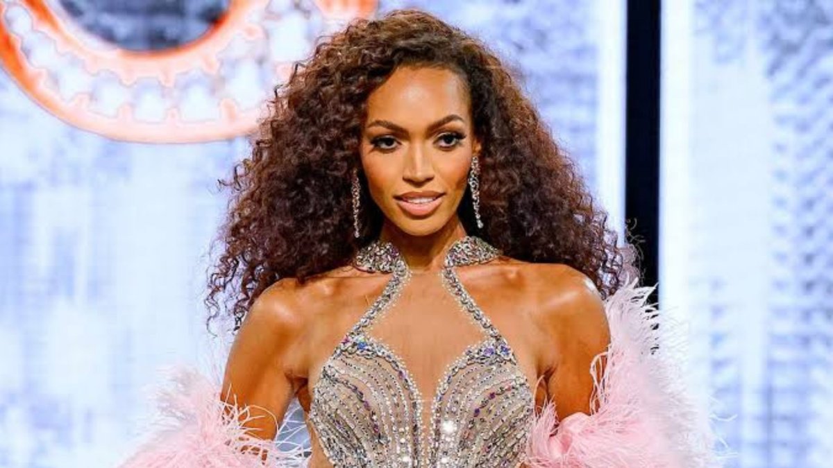 Justus Kelly en la noche de coronación de Miss USA.