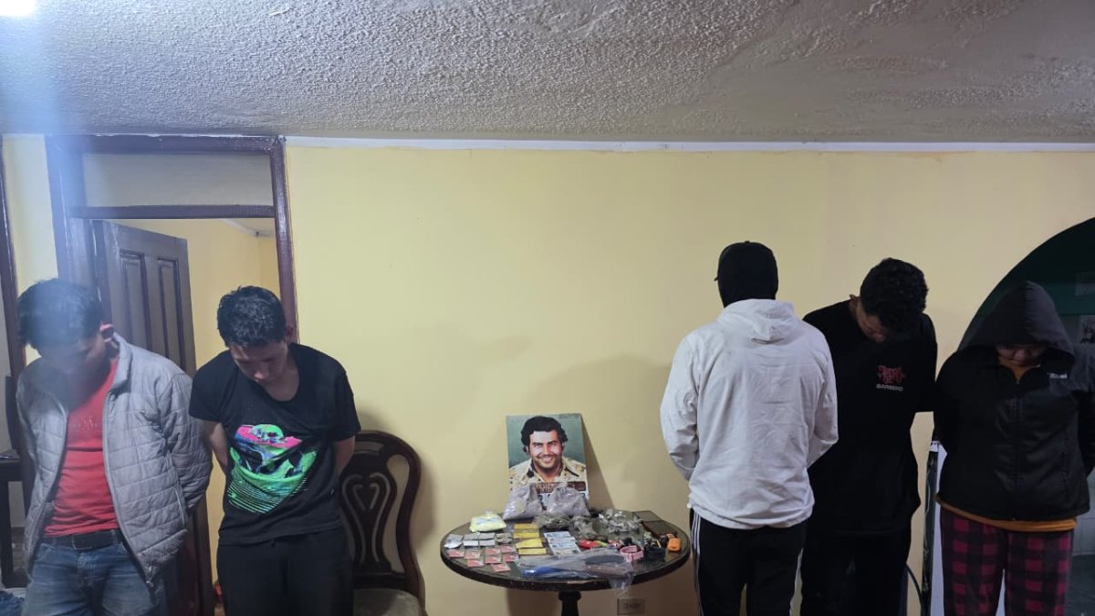 Ejército allana vivienda en Quito y encuentra drogas, armas e imágenes de Pablo Escobar