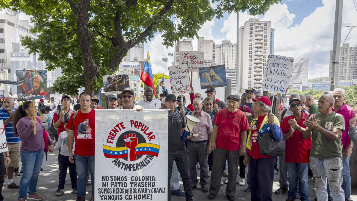 Integrantes del Frente Popular Antiimperialista participan en una manifestación este sábado en Caracas.