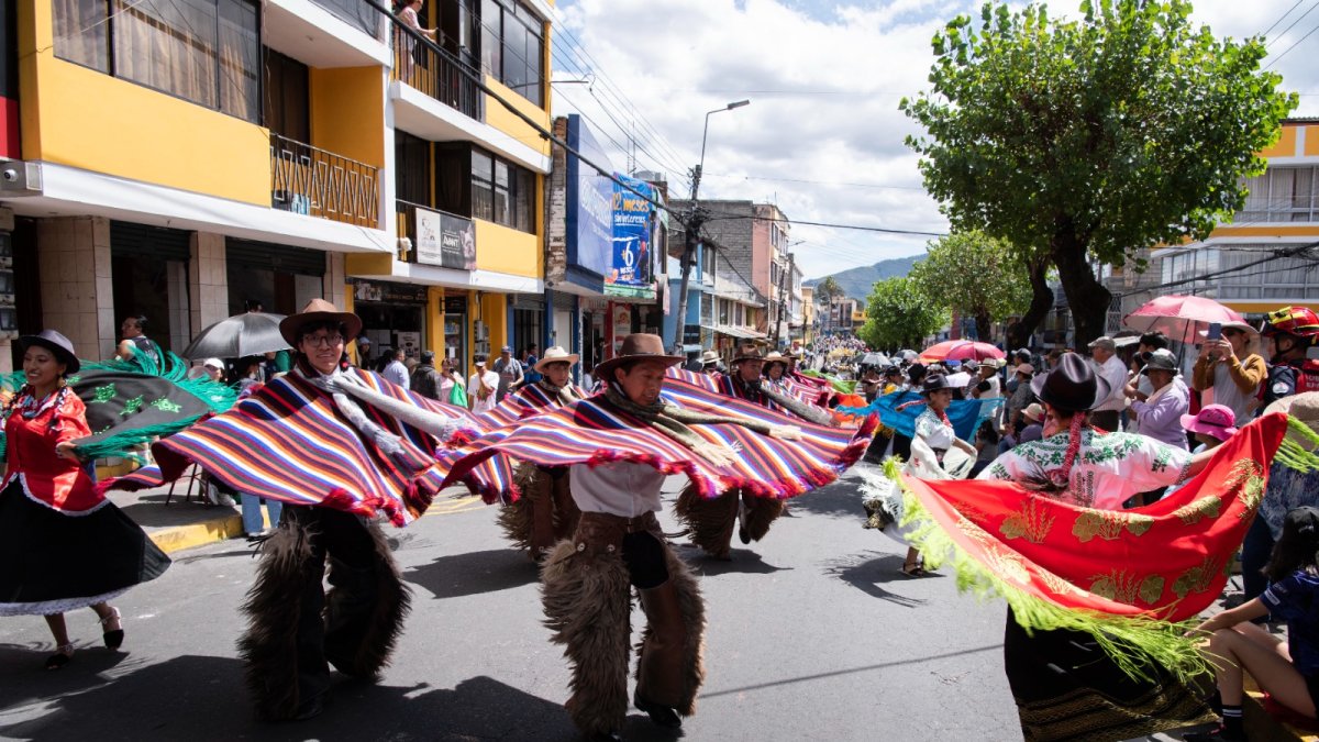 Desfile. Bandas, danzantes y comparsas recorrieron Sangolquí durante una jornada dedicada al maíz y turismo.