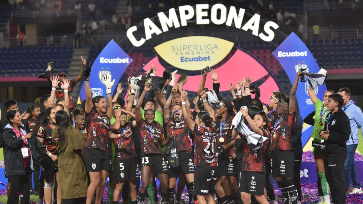 La jugadoras de Dragonas Independiente del Valle levantaron el fin de semana el ansiado tricampeonato de la Superliga Femenina.