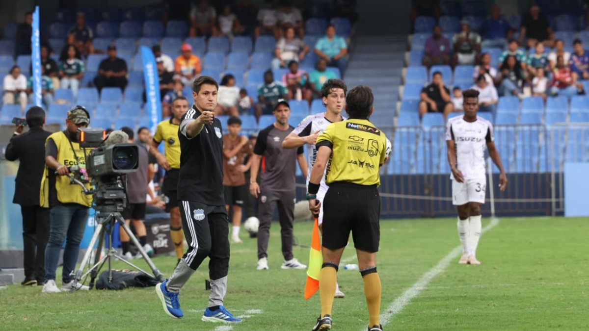 El debut de Ezequiel Medrán como entrenador del Emelec fue en el Capwell ante Leones FC.